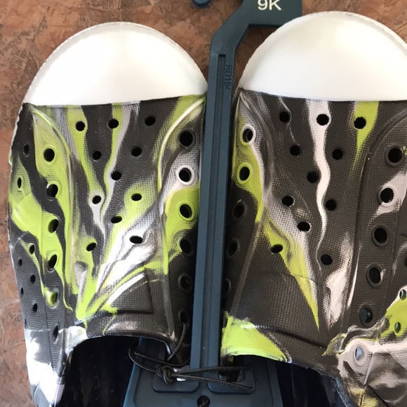 Kid’s camo inspired colored slip on shoes - Picture 3 of 6